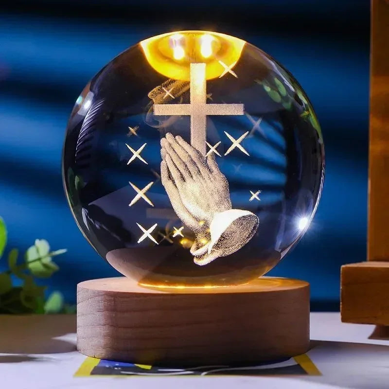 Beleuchteter Jesus - 3D Kristallkugel mit LED-Holzsockel – Leuchtende Glaskugel mit Gravur