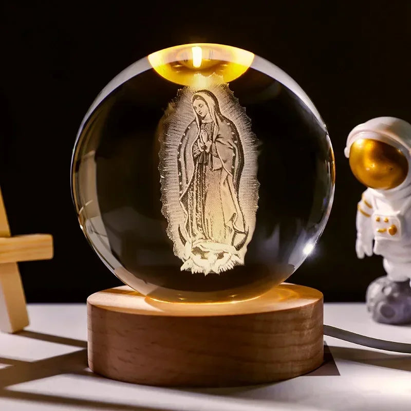 Beleuchteter Jesus - 3D Kristallkugel mit LED-Holzsockel – Leuchtende Glaskugel mit Gravur