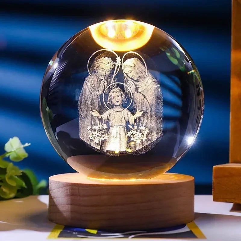 Beleuchteter Jesus - 3D Kristallkugel mit LED-Holzsockel – Leuchtende Glaskugel mit Gravur