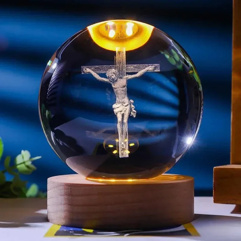 Beleuchteter Jesus - 3D Kristallkugel mit LED-Holzsockel – Leuchtende Glaskugel mit Gravur